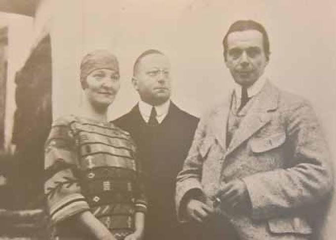 Ernst Ludwig Kirchner mit Erna und seinem Bruder Walter vor dem Haus "in den Lärchen", 1923.