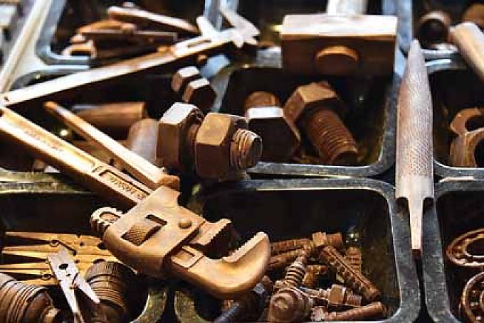 Werkzeug und Schrauben aus Schokolade.