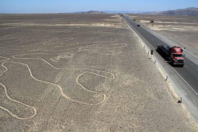 Wie eine Schnur zieht sich die Panamericana durch das Nazca-Plateau. 