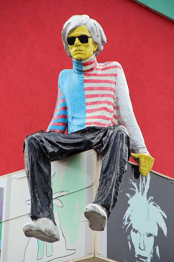 Warhol Figur an der Fassade des Hotel Muza in Kosice