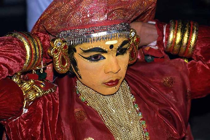 Fertig geschminkte Nebendarsteller Das Anlegen der Kostüme ist aufwändig, hier sind Helfer notwendig