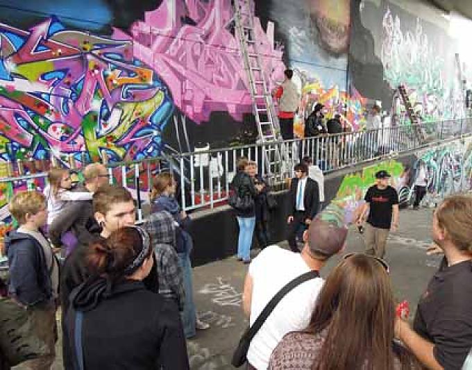 Graffitikünstler bei der Arbeit Phantasiegestalt