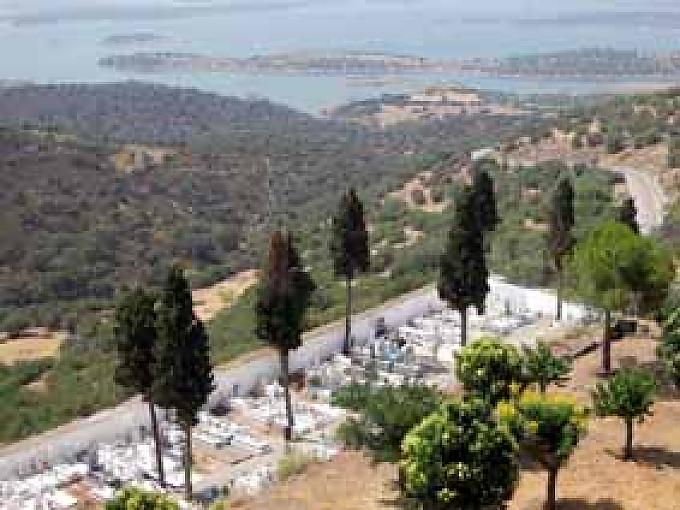 Stausee mit Friedhof. Monsaraz.Alte Burg