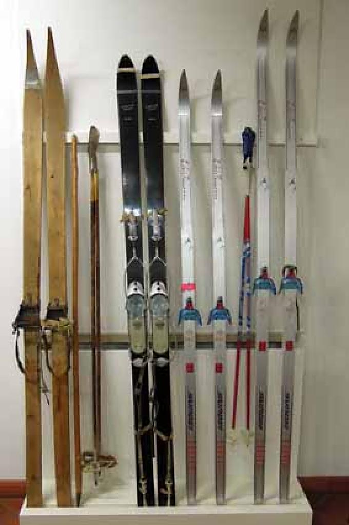 Skier aus dem Hause Trenker. Trenker Büste auf dem Friedhof.