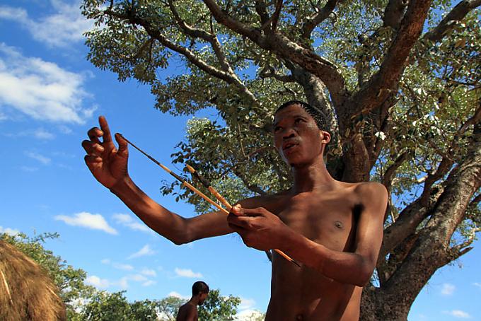 Auch die Pfeile für die Jagd, die Pfeilspitzen und das Betäubungsgift werden im Dorf hergestellt Zwei Mann – ein Feuer. Das erledigen die beiden in Nullkommanix