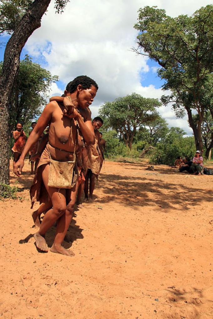 Auch Tänze gehören zum Programm im Dorf. Das ist bei den San Sache der Frauen Auch Tänze gehören zum Programm im Dorf. Das ist bei den San Sache der Frauen
