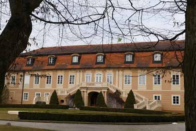 Parkfassade von Chateau Stirin Parkfassade von Chateau Stirin