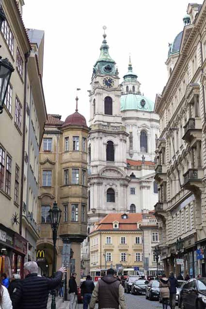 Belebte Straße auf der Prager Kleinseite Böhmische Glasbläserei Frantisek