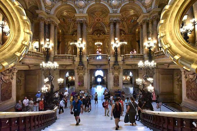 Treppenhaus in der Oper von Paris. Mosaik mit Darstellung einer Maske.