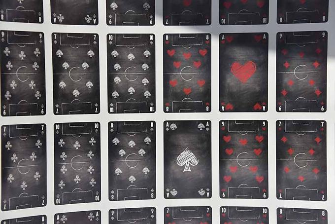 Bogen mit Kartenaufdruck im Spielkartenladen auf dem Marktplatz. Bogen mit Kartenaufdruck im Spielkartenladen auf dem Marktplatz.