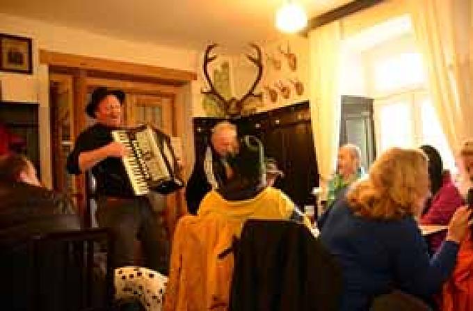 Unterwegs mit der Biertour. Die Stimmung steigt. Unterwegs auf dem Brauereienweg