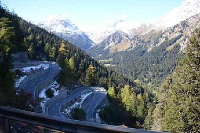 Über den Majolapass geht es 400 Meter hinunter ins Bergell Das Grab der Giacomettis in Borgonovo.