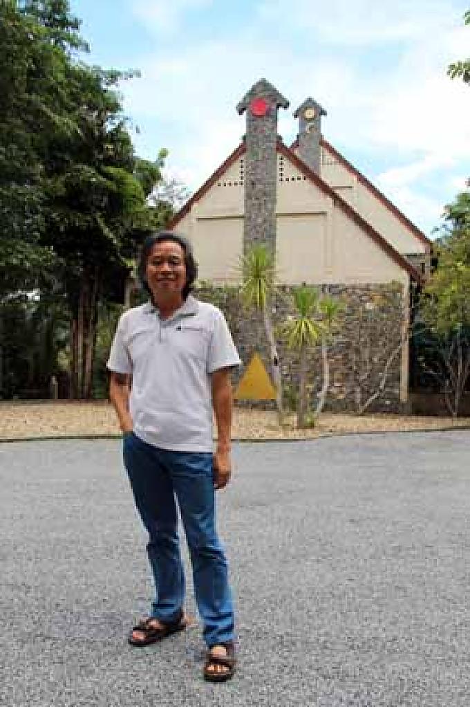 Rund zwanzig Kilometer außerhalb der 25.000-Einwohner-Stadt Nan betreibt Winai Prabripoo seit dem Jahr 2004 die wohl am schönsten gelegene Kunstgalerie Thailands Rund zwanzig Kilometer außerhalb der 25.000-Einwohner-Stadt Nan betreibt Winai Prabripoo seit dem Jahr 2004 die wohl am schönsten gelegene Kunstgalerie Thailands