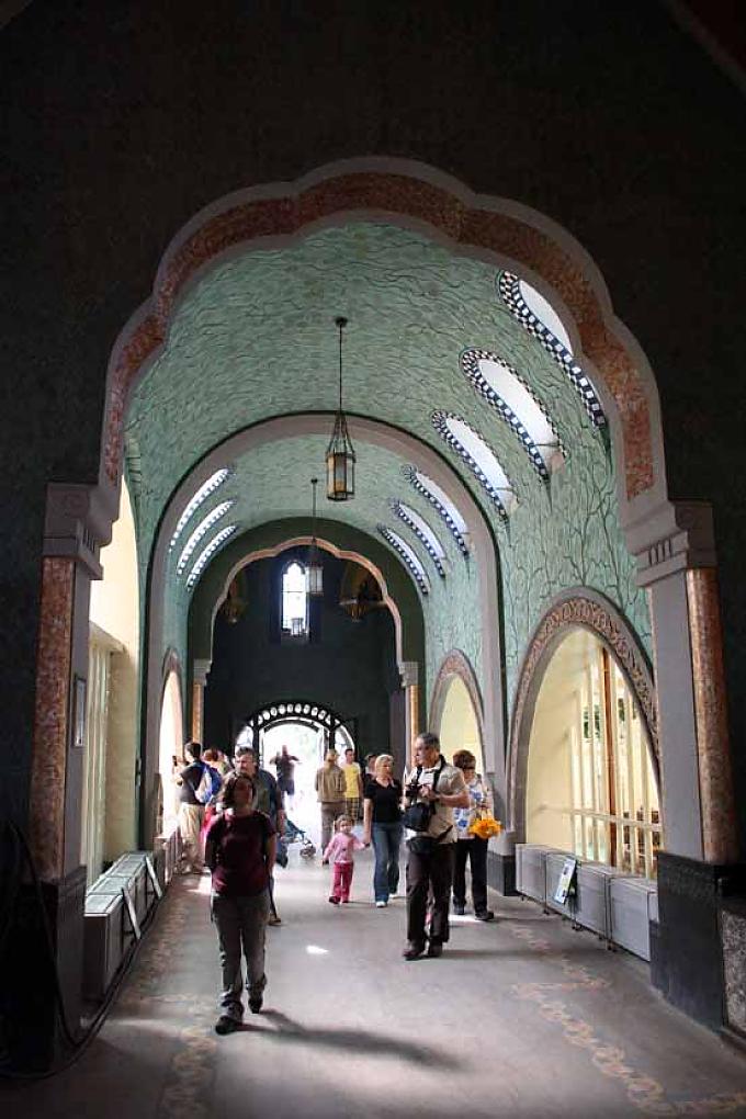 Palast für Dickhäuter: Das Elefantenhaus von Kornél Neuschloss Palast für Dickhäuter: Das Elefantenhaus von Kornél Neuschloss