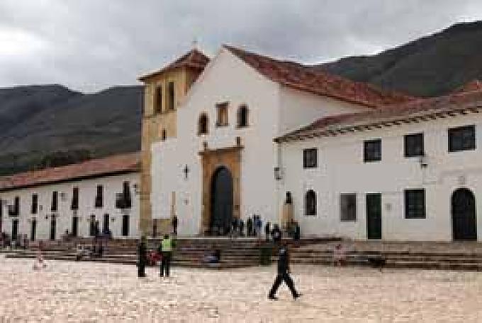Die weißgekalkten Gebäude rund um die Plaza Mayor in Leyva Die weißgekalkten Gebäude rund um die Plaza Mayor in Leyva