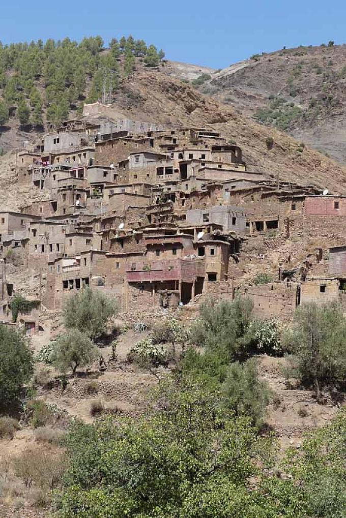 Berberdorf Ait Amran im Hohen Atlas Florale Fülle im Riad Catalina in Marrakesch