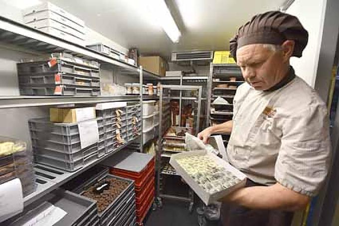 Nanne-Jan Stienstra im Lager. Werkzeug und Schrauben aus Schokolade.