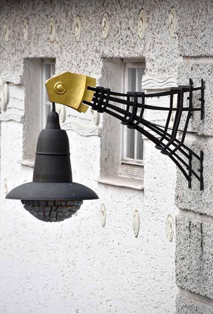 Jugendstillampe mit einem Fischmotiv. Historisches Wannenbad.