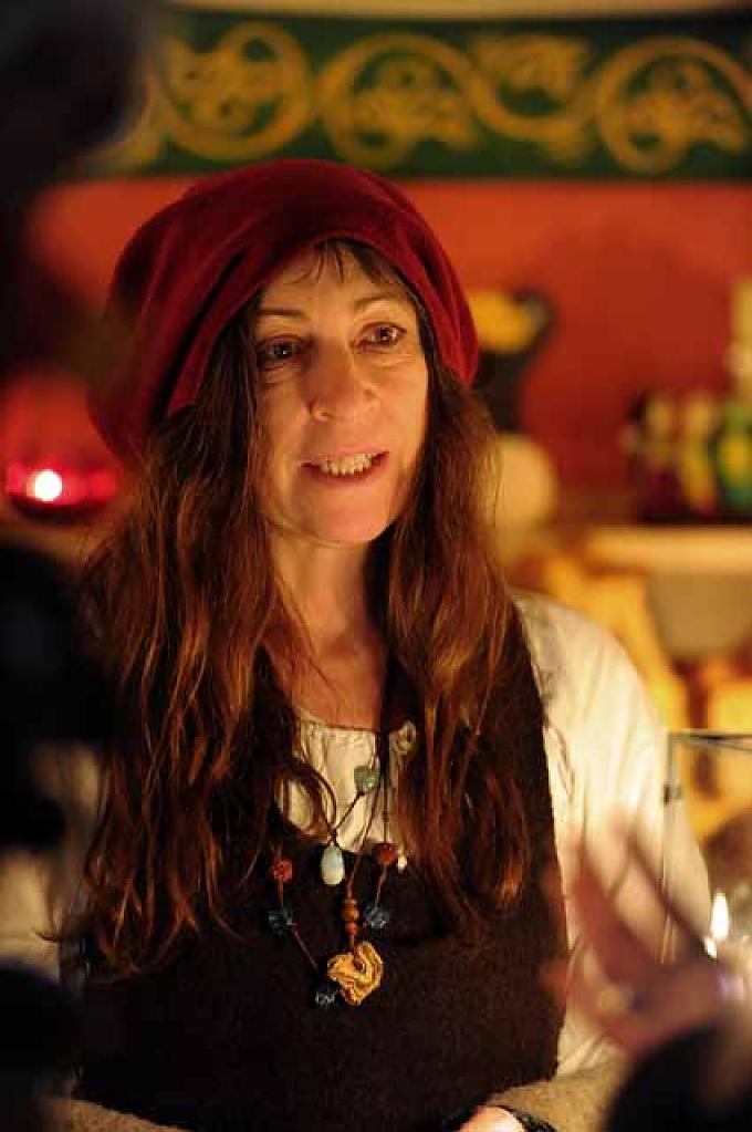 Mittelalterlich gekleidete Verkäuferin Mittelalterlich gekleidete Verkäuferin