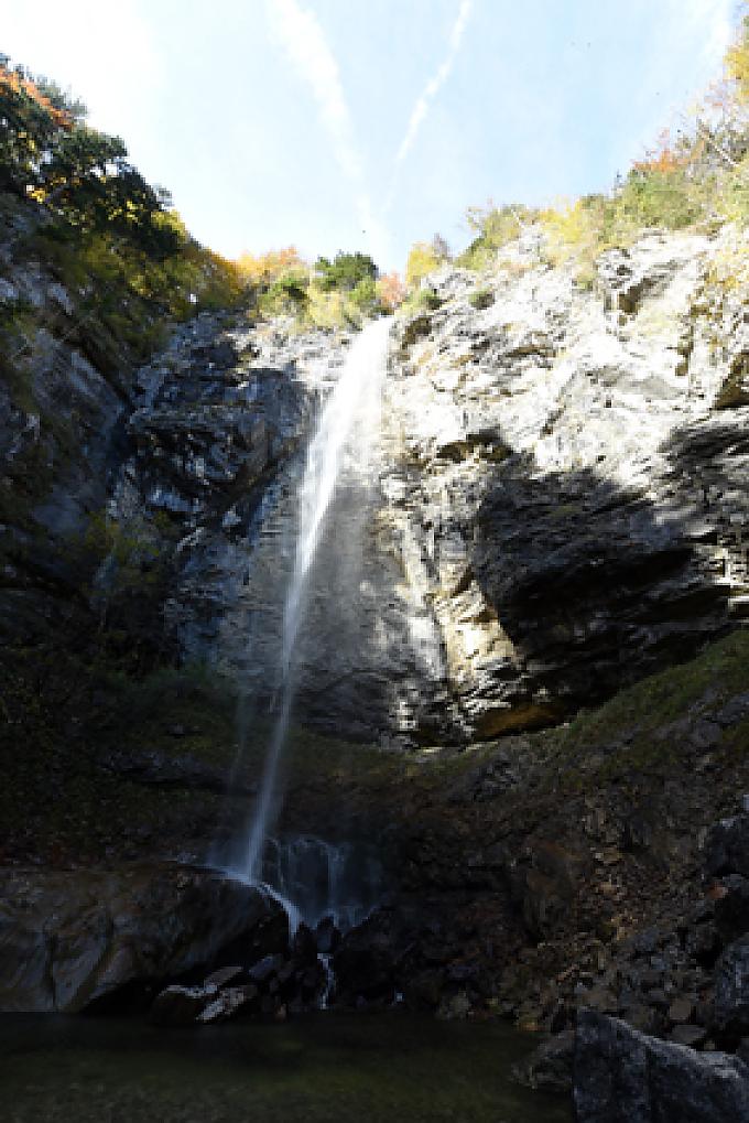 Wasserfall Schossrinn Pilger an der Quelle im Wald.