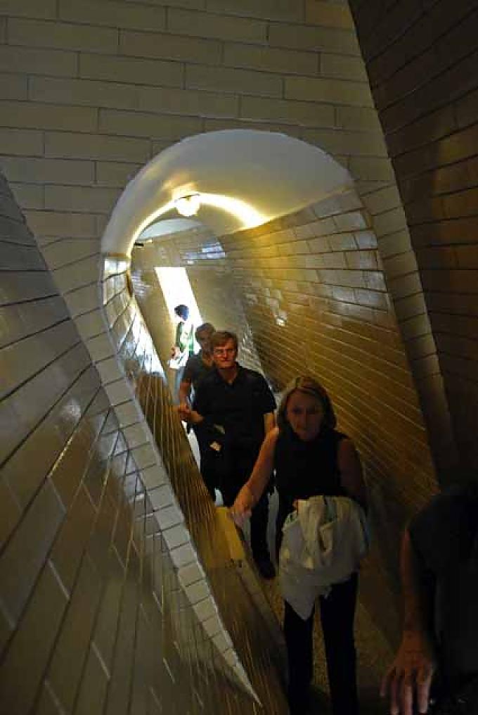 Aufstieg zwischen den beiden Schalen der Kuppel Touristen auf einer steilen Treppe