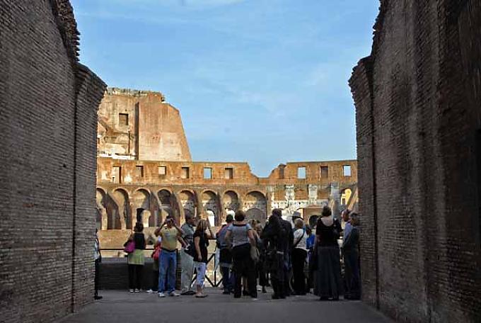 Touristen im Kolosseum  Mosaik mit Jagdszene
