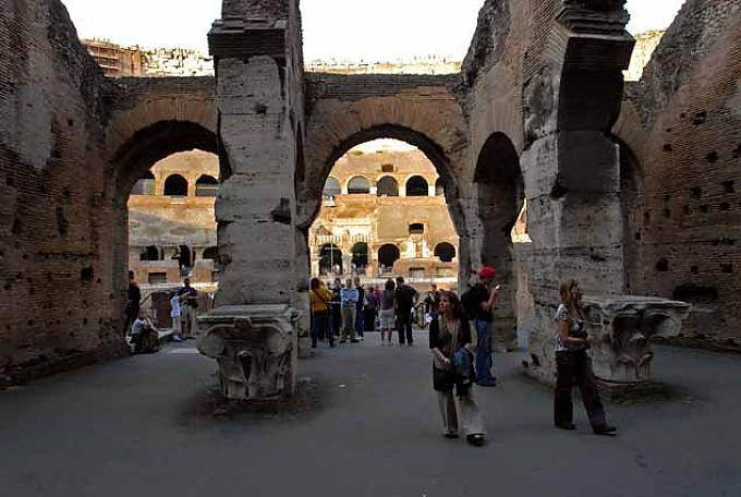 Touristen im Kolosseum  Touristen im Kolosseum