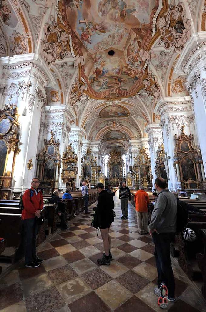 Radpilger in Asamkirche in Aldersbach Radpilger in Asamkirche in Aldersbach