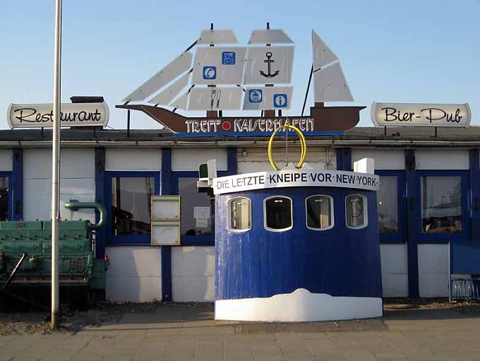 "Die letzte Kneipe vor New York" im Kaiserhafen. 1888: Aufbruch in die Neue Welt. Warten vor dem Schnelldampfer "Lahn".