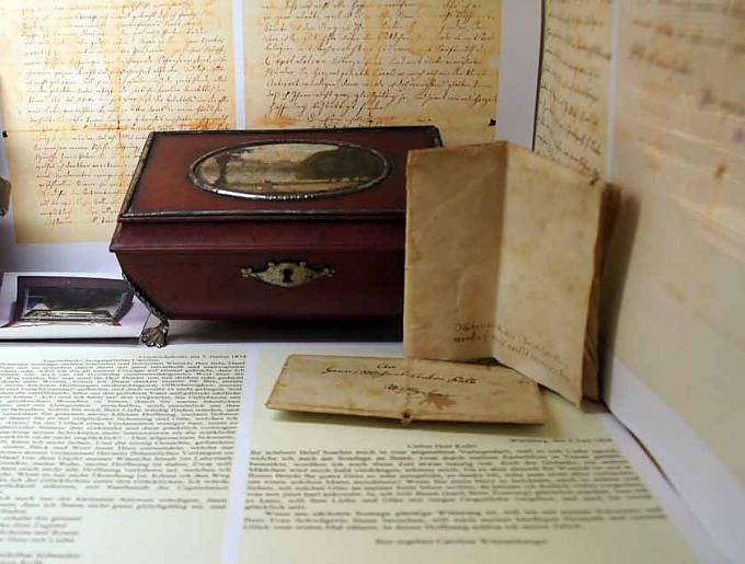 "Aus dem Nähkästchen plaudern" - auch Effi Briest versteckte ihre geheimen Briefe darin. "Aus dem Nähkästchen plaudern" - auch Effi Briest versteckte ihre geheimen Briefe darin.