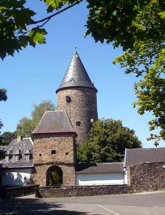 Das Wahrzeichen von Rheinbach: Der Hexenturm. Glas-Skulptur „Hahn“