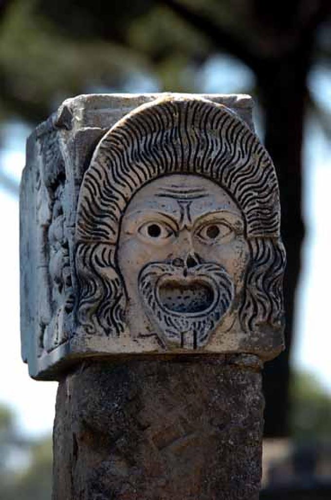 Theatermaske im Amphitheater Theatermaske im Amphitheater