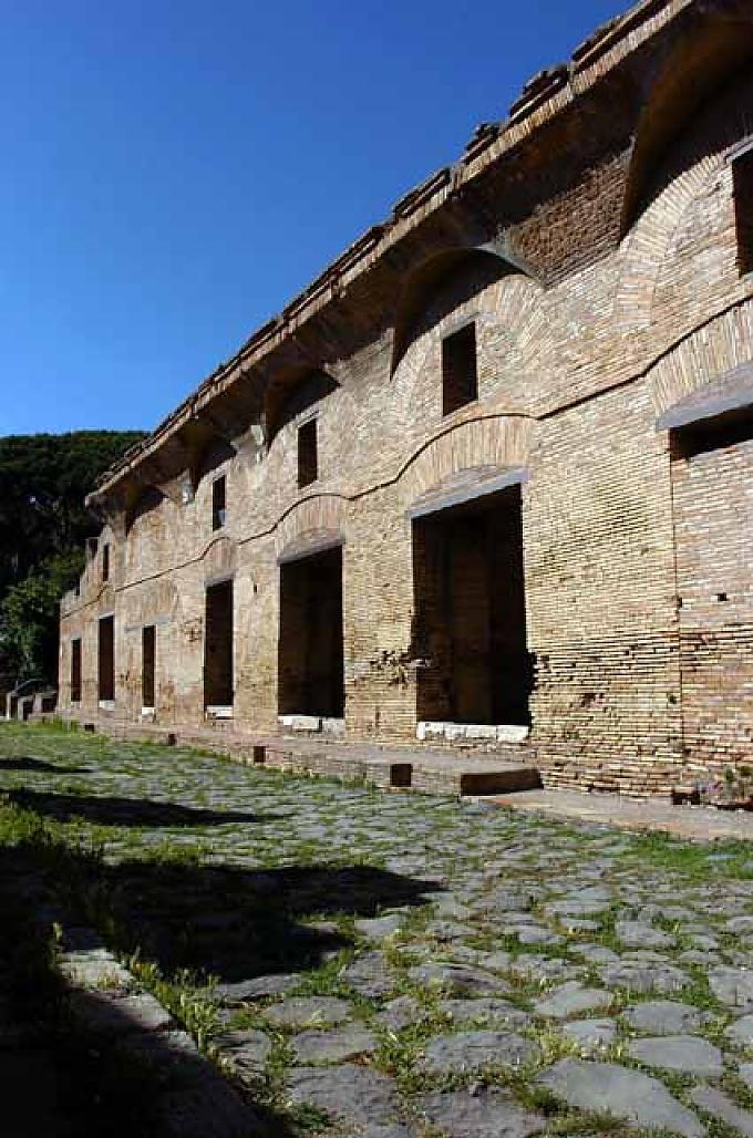 Zweistöckiges Wohngebäude Theatermaske im Amphitheater