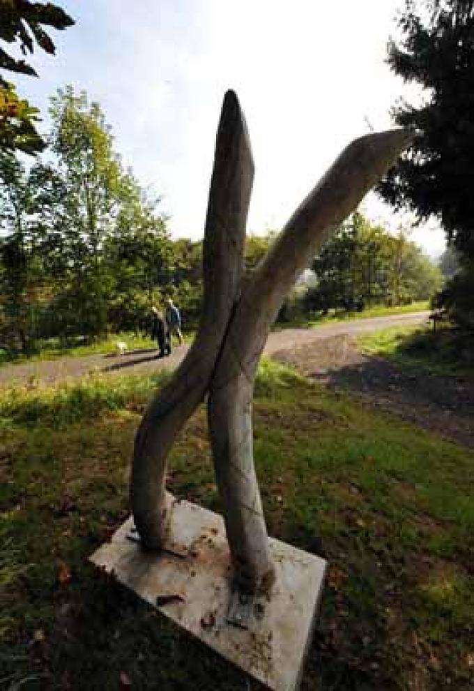 „Ein X für ein U“ :Zwei glatte, weißliche Holzstöcke sind zu einem X verbunden und mit Golddraht umwickelt. „Ein X für ein U“ :Zwei glatte, weißliche Holzstöcke sind zu einem X verbunden und mit Golddraht umwickelt.