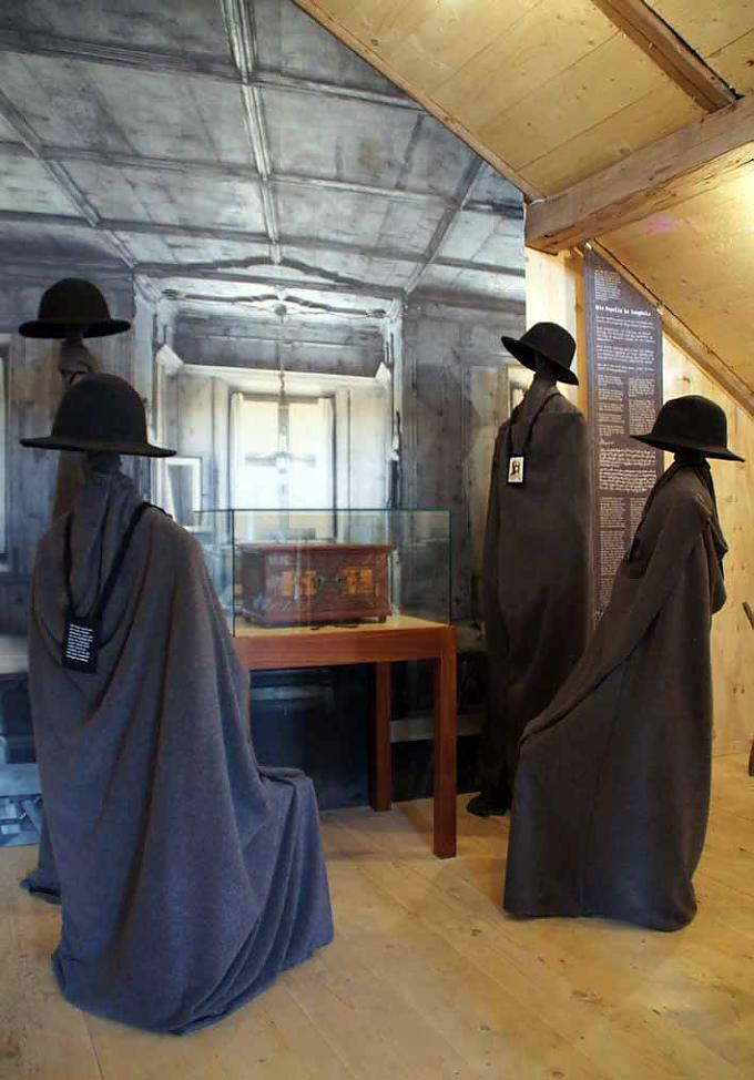 Darstellung der Hirten im großen "Skapulier", ein bis zum Boden reichendes Schultergewand. Teppich mit Darstellung eines Hirten