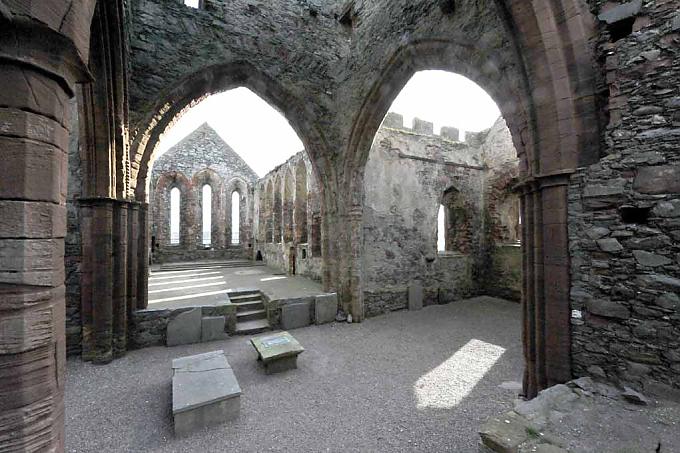 Ruinen des Peel Castle auf St. Patricks Blick auf die irische See