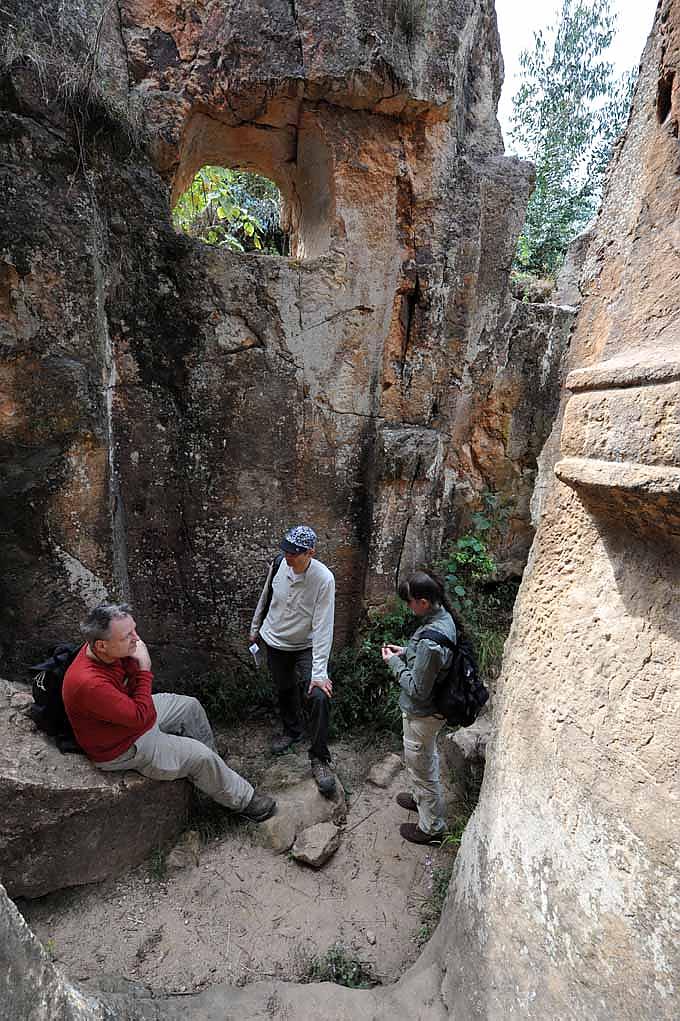 Touristen besichtigen die Felsenkirche Ruine der Felsenkirche