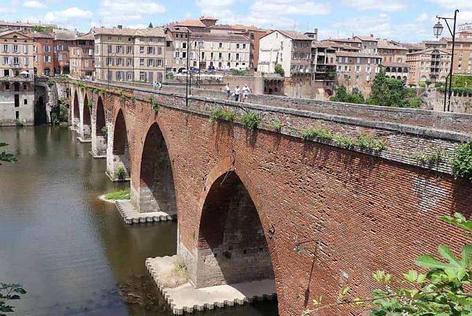 Brücke über den Tarn in Albi Tanzmotiv im Toulouse-Lautrec-Museum in Albi