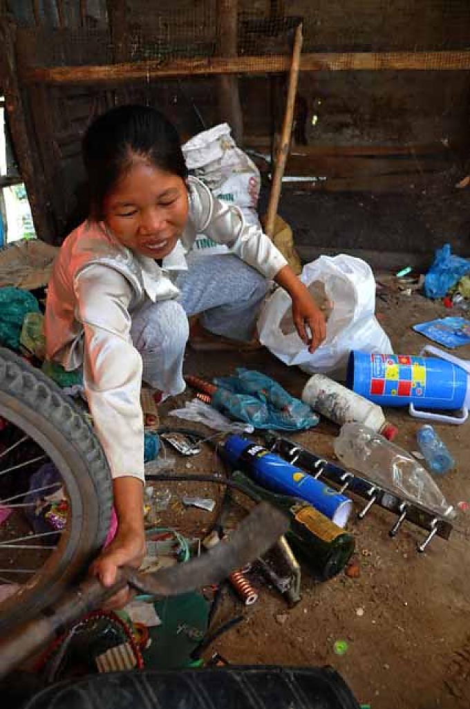 Mikrokredit Kolpingwerk Vietnam: Müllsammlerin Huyen