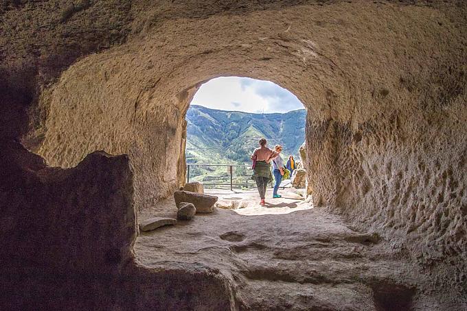Das Höhlenkloster Vardzia Das Höhlenkloster Vardzia ist ein unvergleichliches kulturelles Kronjuwel