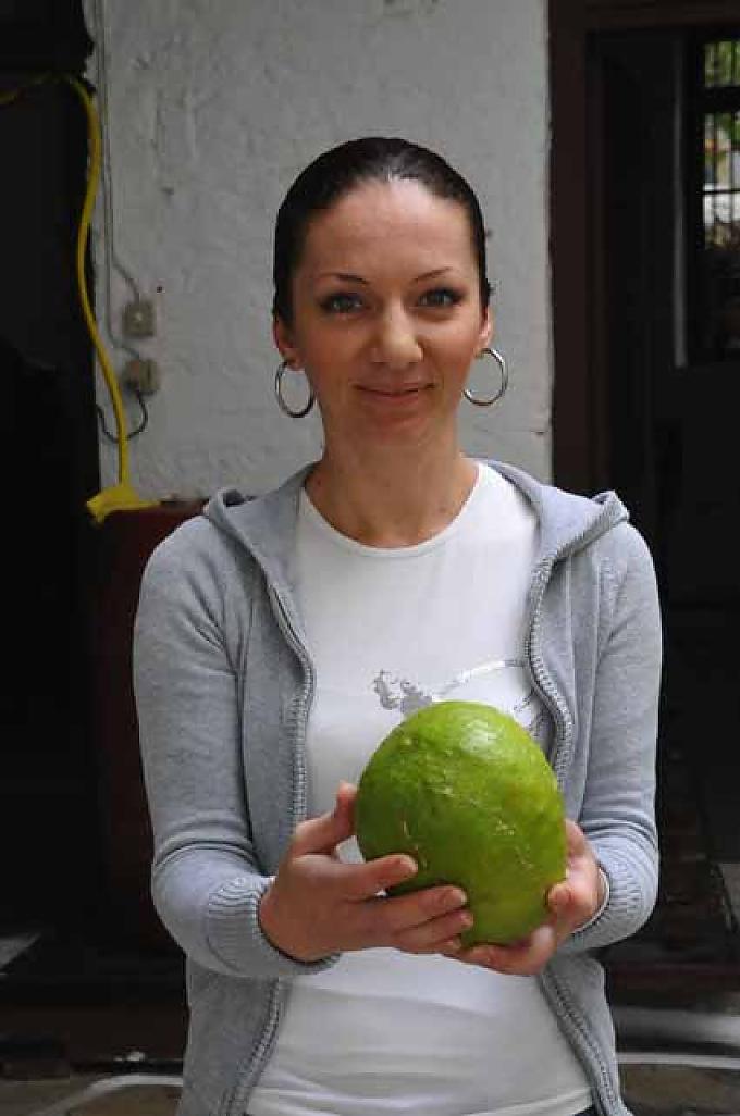 Catarina Vallindras mit einer Frucht