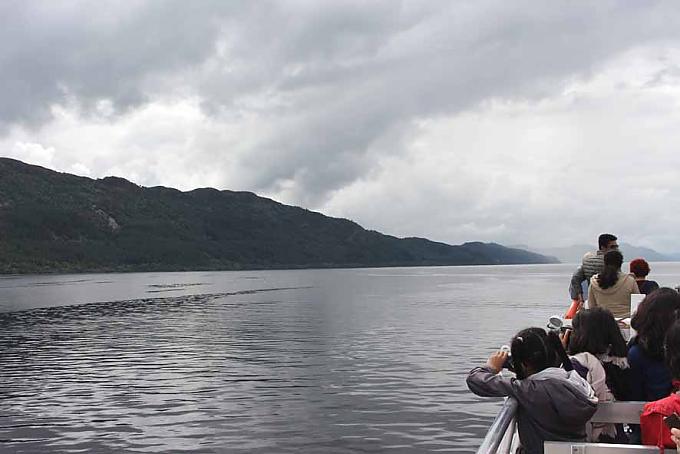 Touristen halten Ausschau nach dem Monster von Loch Ness Südwestliches Ufer von Loch Ness bei Fort Augustus