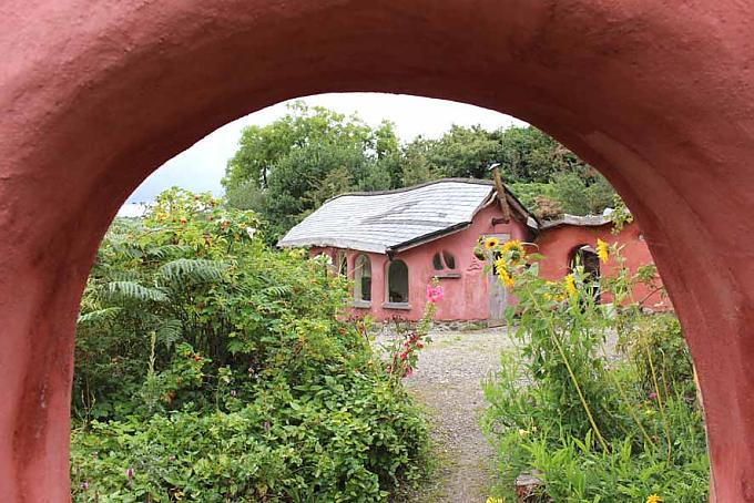 Thomas Riedmüllers ältester Sohn hat sein erstes eigenes Häuschen im Garten selbst gebaut. Thomas Riedmüllers ältester Sohn hat sein erstes eigenes Häuschen im Garten selbst gebaut.