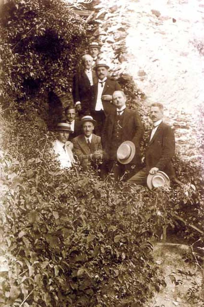 Flaschenhals.Vatertagsausflug auf Schmuggelpfaden im Freistaat. Flaschenhals.Einmarsch franz.Truppen im Februar 1923 in Lorch (rechts Rathaus).