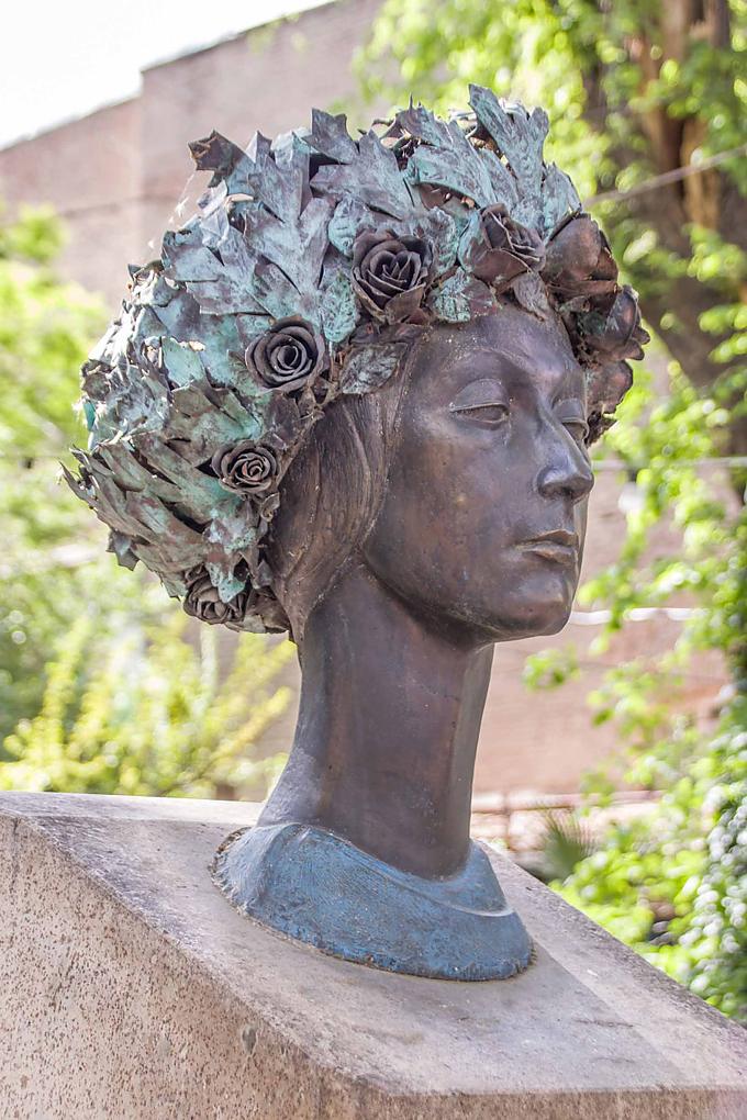 Sofiko Chiaureli ist so etwas wie die georgische Marlene Dietrich Sofiko Chiaureli ist so etwas wie die georgische Marlene Dietrich