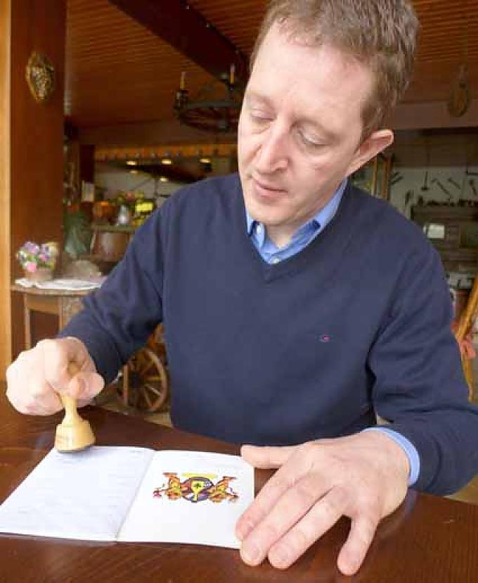 Der Außenminister der Flaschenhals-Initiative beim Pass-Stempeln. Flaschenhals.Einmarsch franz.Truppen im Februar 1923 in Lorch (rechts Rathaus).