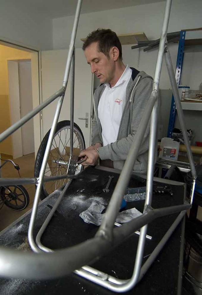 Markus van den Boom an einem Rollwagen für eine Deutsche Dogge Markus van den Boom fertigt eine Zeichnung vom kranken Hinterlauf der Katze Filou an