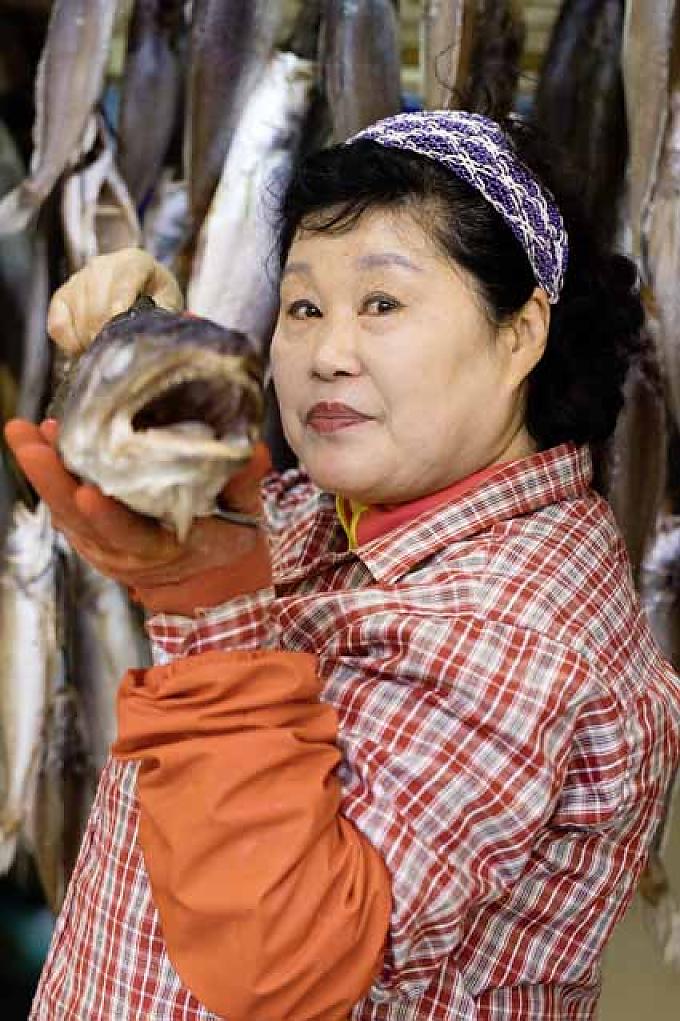 Fischverkaeuferin Park Kyungja in Busan Fischrestaurant am Abend