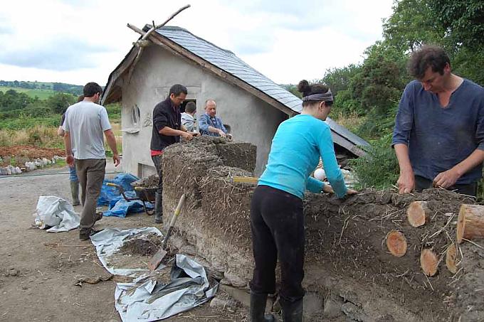 Beim Bau der Terrassenmauer packen alle Nachbarn mit an. Thomas Riedmüllers ältester Sohn hat sein erstes eigenes Häuschen im Garten selbst gebaut.