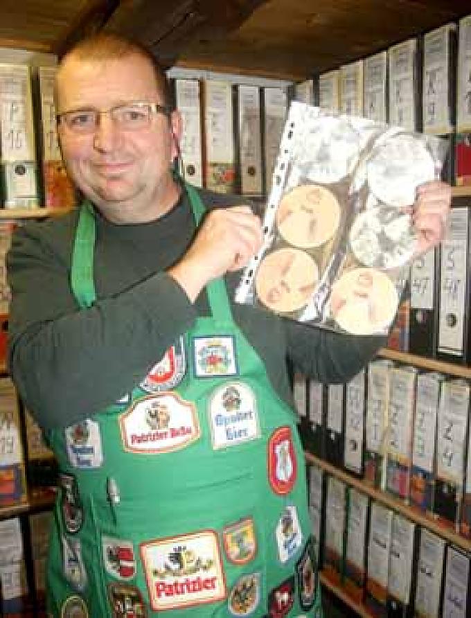 Günter Hilger mit Bierdeckeln. Bierdeckel mit Spaltener Hopfenhalle.